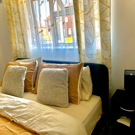 Double Room Bentilee Bucknall  Екстериор снимка