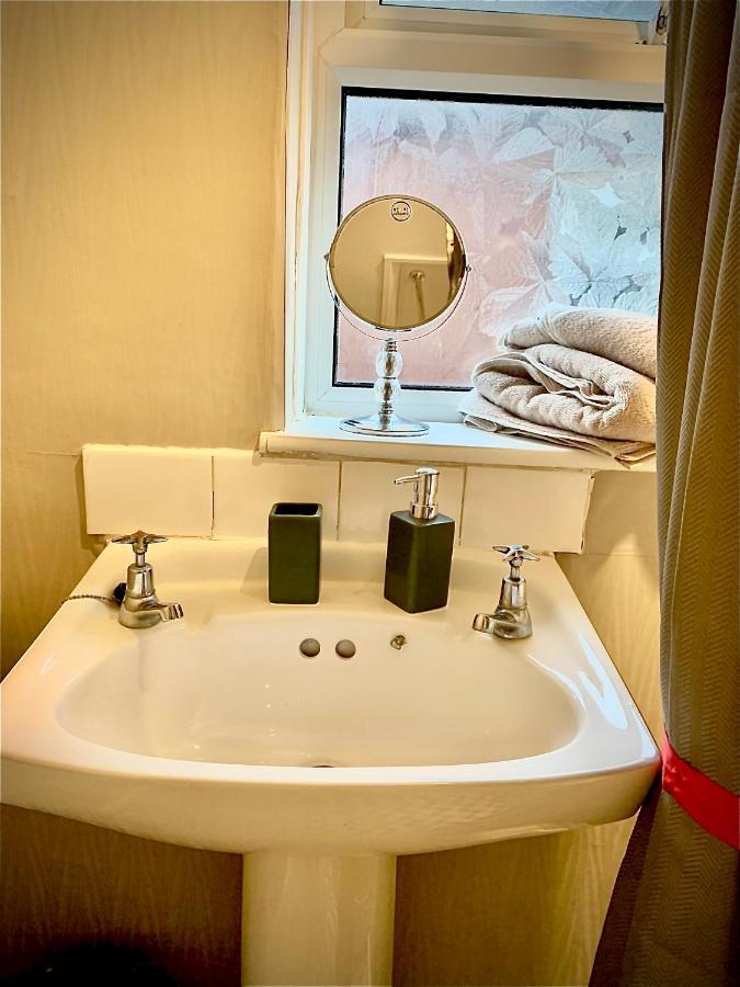 Double Room Bentilee Bucknall  Екстериор снимка