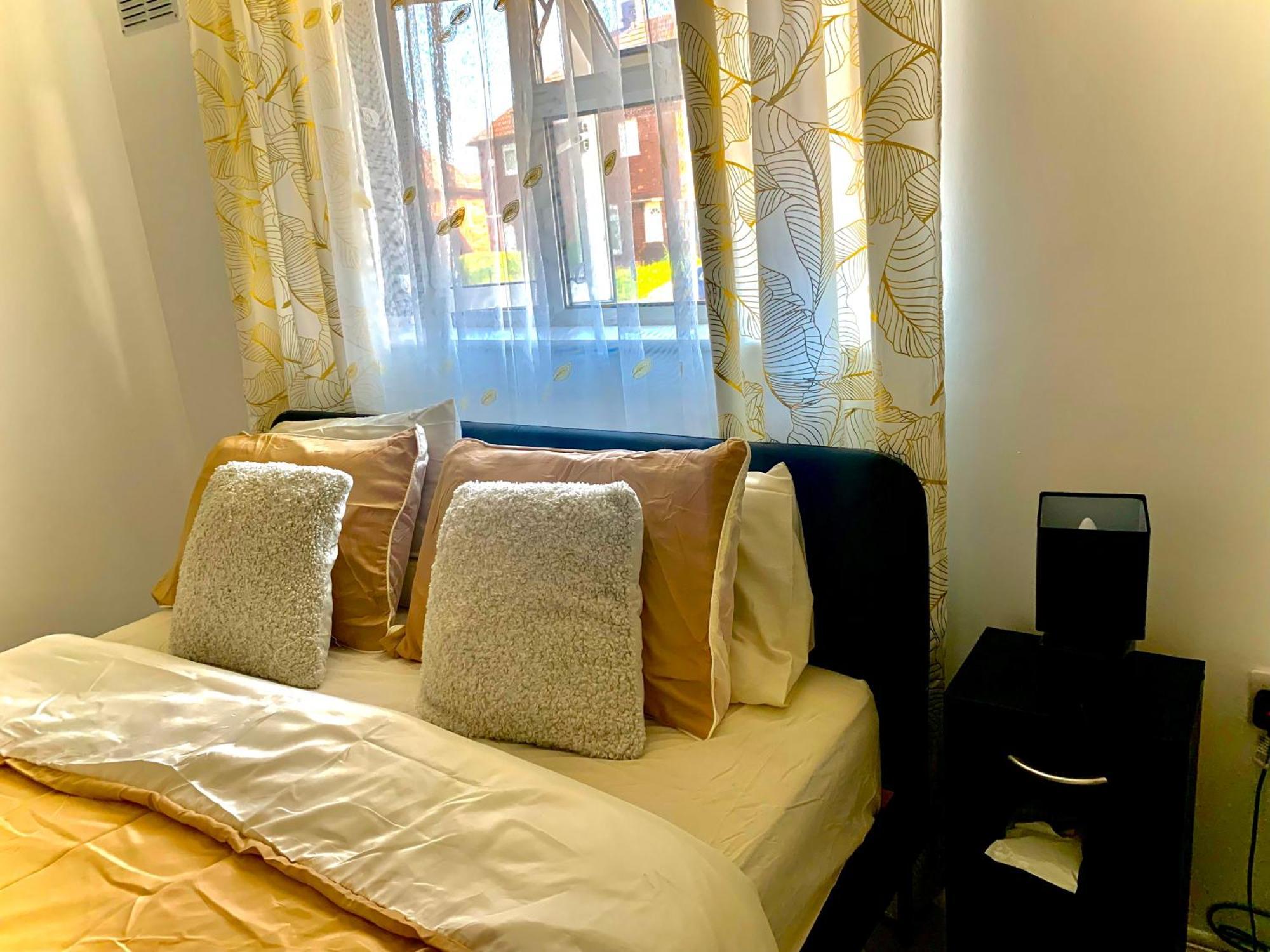 Double Room Bentilee Bucknall  Екстериор снимка